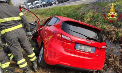 Incidente stradale tra due auto, una finisce nel fosso