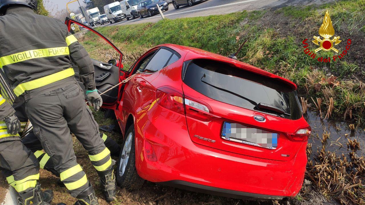 Incidente stradale tra due auto, una finisce nel fosso