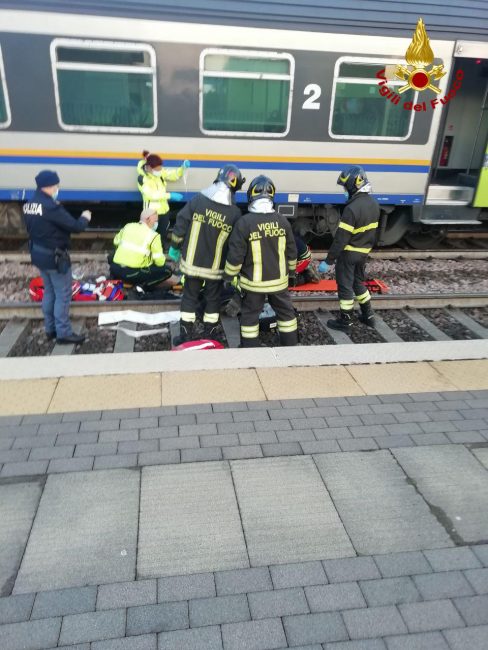 Le foto dell'incidente alla stazione ferroviaria di Preganziol: una persona incastrata sotto il treno