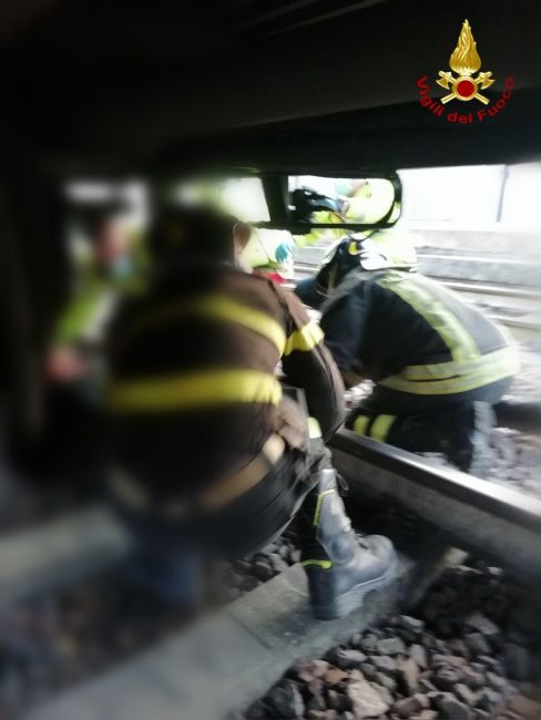 Le foto dell'incidente alla stazione ferroviaria di Preganziol: una persona incastrata sotto il treno