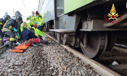 Le foto dell'incidente alla stazione ferroviaria di Preganziol: una persona incastrata sotto il treno