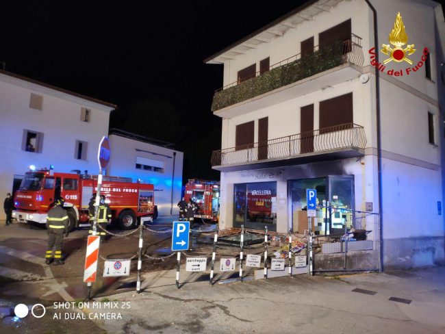 Brucia la macelleria nella notte a San Zenone degli Ezzelini: due persone evacuate