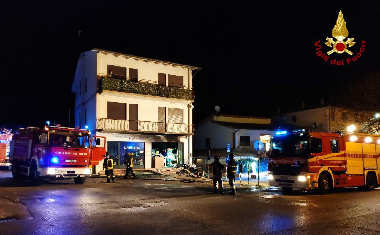 Brucia la macelleria nella notte a San Zenone degli Ezzelini: due persone evacuate