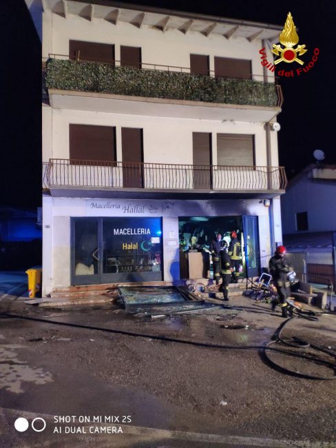 Brucia la macelleria nella notte a San Zenone degli Ezzelini: due persone evacuate