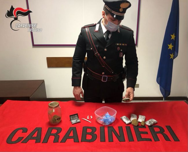 In casa nascondeva hashish e marijuana: arrestata 20enne di Caerano San Marco