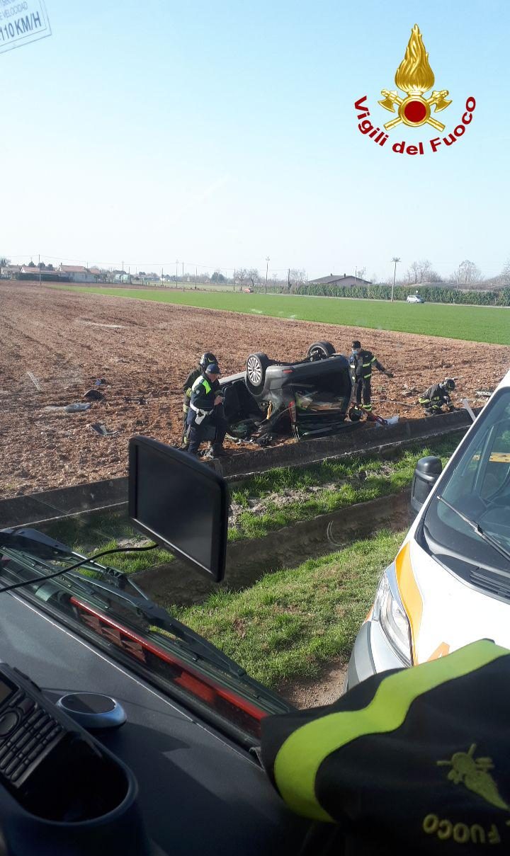 Grave incidente sulla Postumia, ferito estratto dalle lamiere dell’auto rovesciata