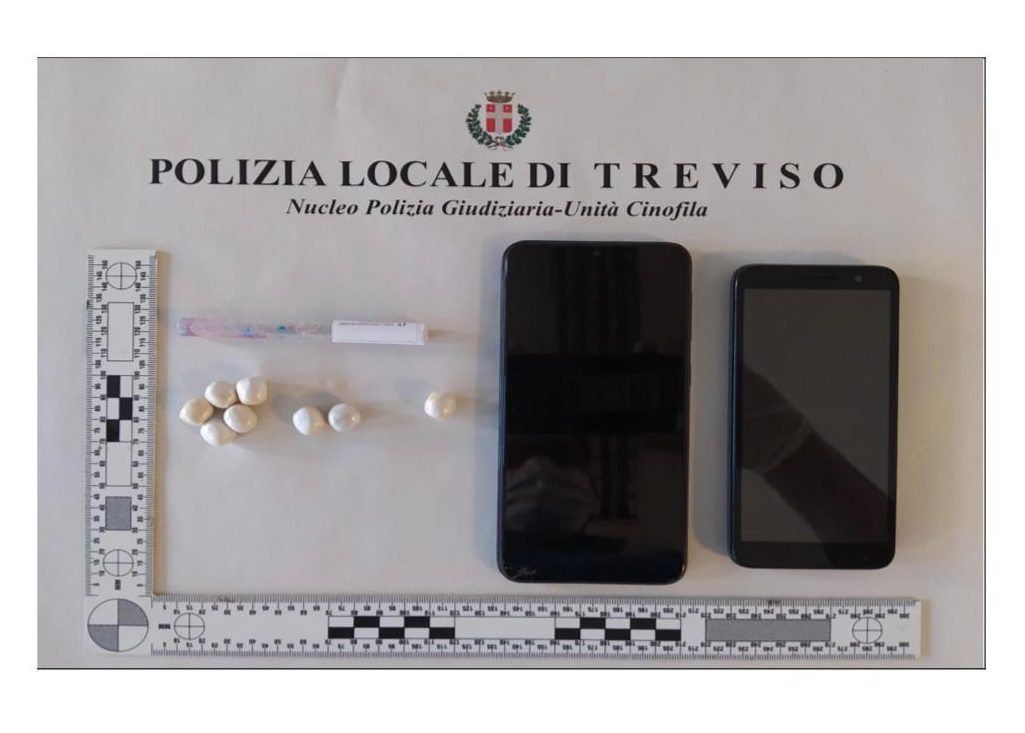 Rocambolesco inseguimento a Santa Bona, il pusher inghiotte la cocaina e finisce all’ospedale