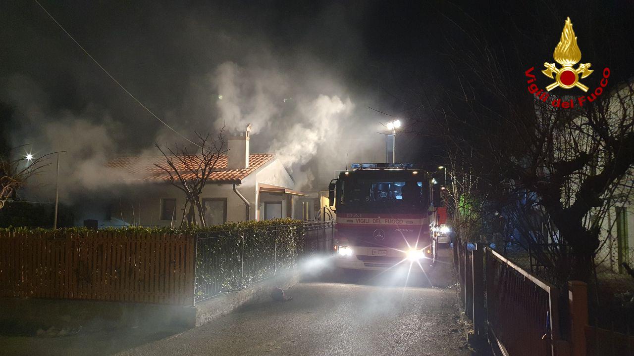 Incendio nella notte a Conegliano: garage avvolto dalle fiamme