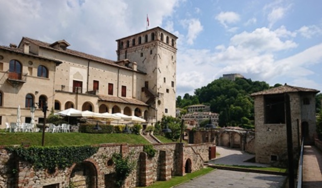 Marted Grasso ad Asolo passeggiata medievale in maschera