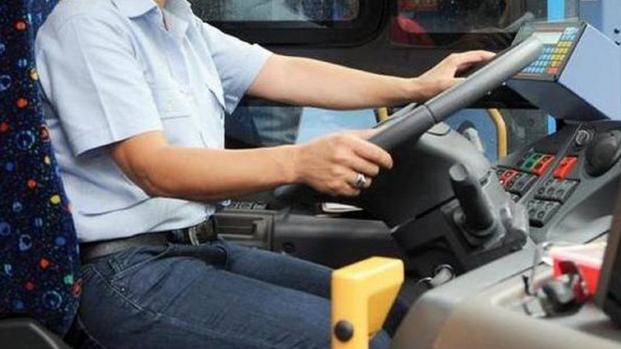 Autista in malattia arrotonda facendo il rider: beccato per aver consegnato la pizza a un collega