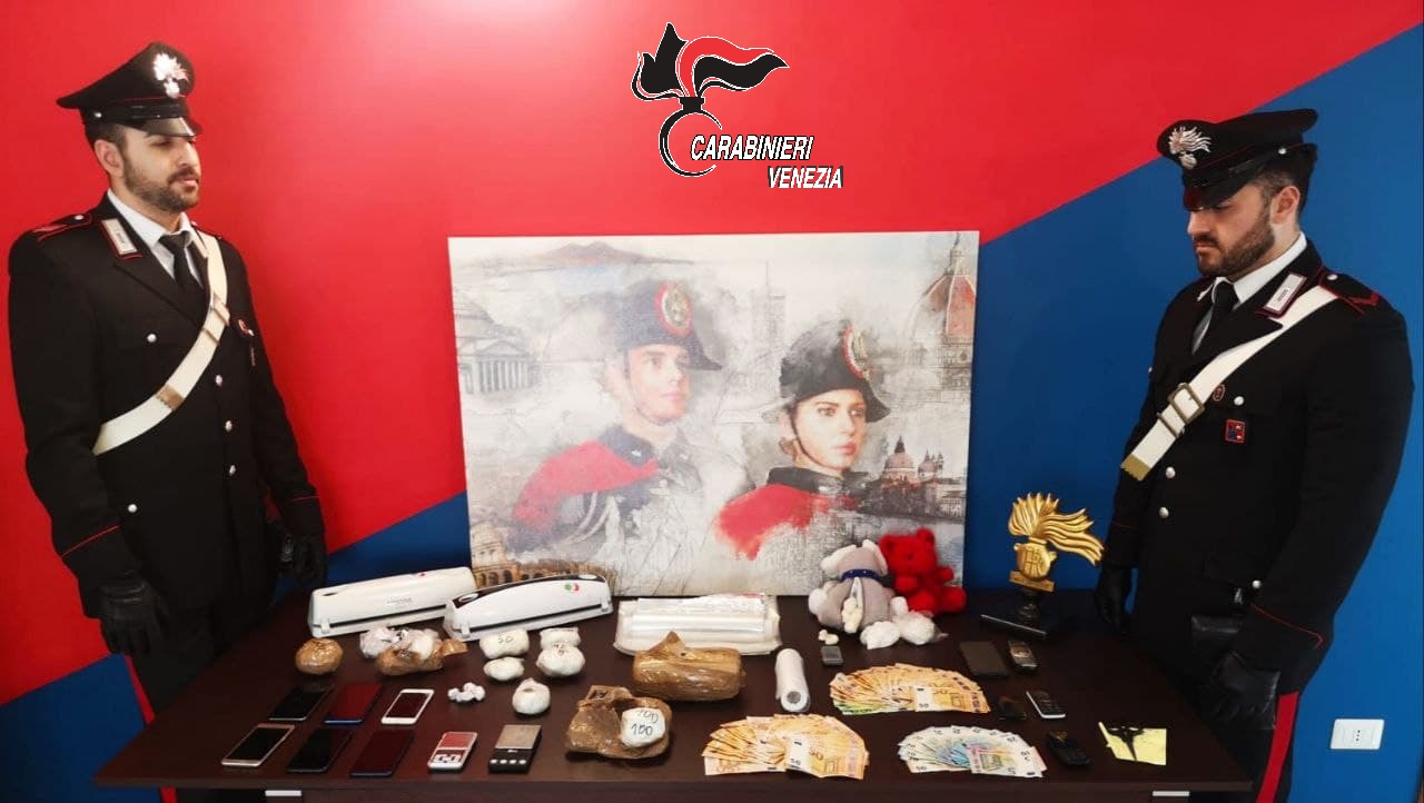 Controlli anti droga a Mogliano, albanese in manette: la cocaina nascosta nei peluche dei figli
