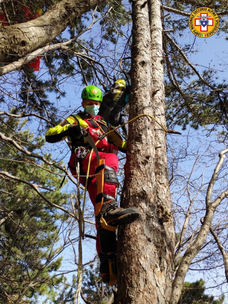 Il volo col parapendio finisce subito: 27enne precipita e resta incastrata tra gli alberi