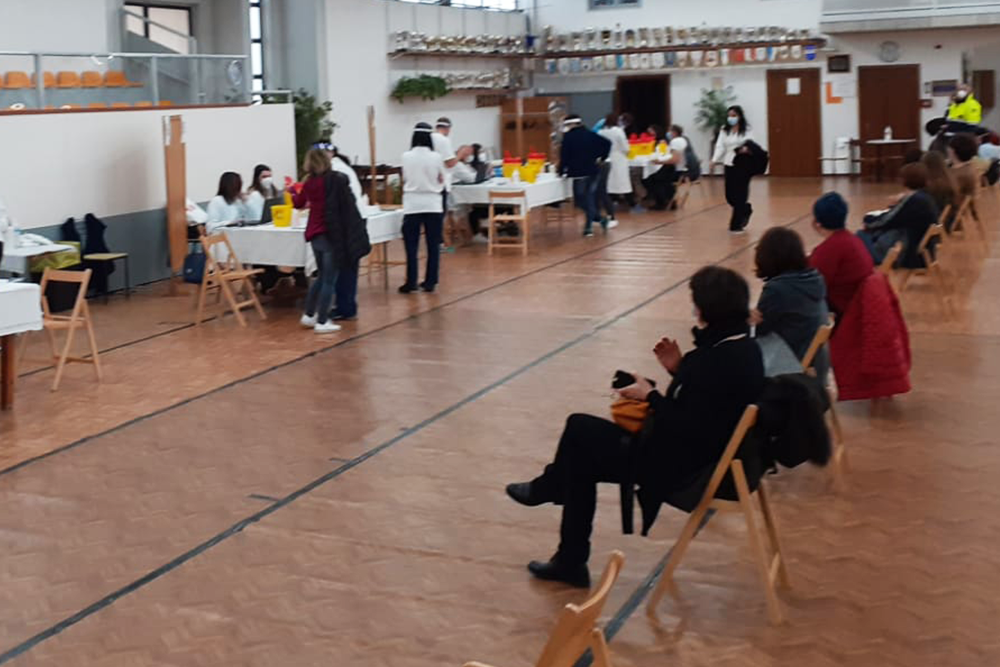 Lotto vaccino AstraZeneca bloccato, 300 dosi somministrate agli insegnanti a Riese