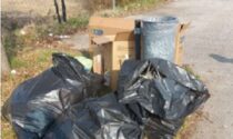 "Pulizie di primavera" a Castelfranco, padre e figlio abbandonano sacchi neri pieni di rifiuti: maxi multa