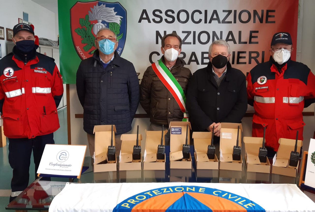 Il dono dei pensionati Confartigianato Anap all’Associazione nazionale Carabinieri di Caerano