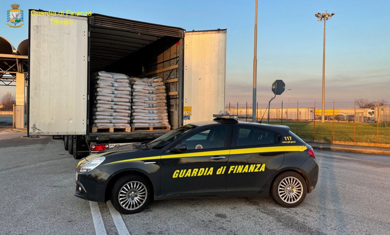Maxi sequestro di pellet contraffatto dei finanzieri trevigiani: 13 persone segnalate