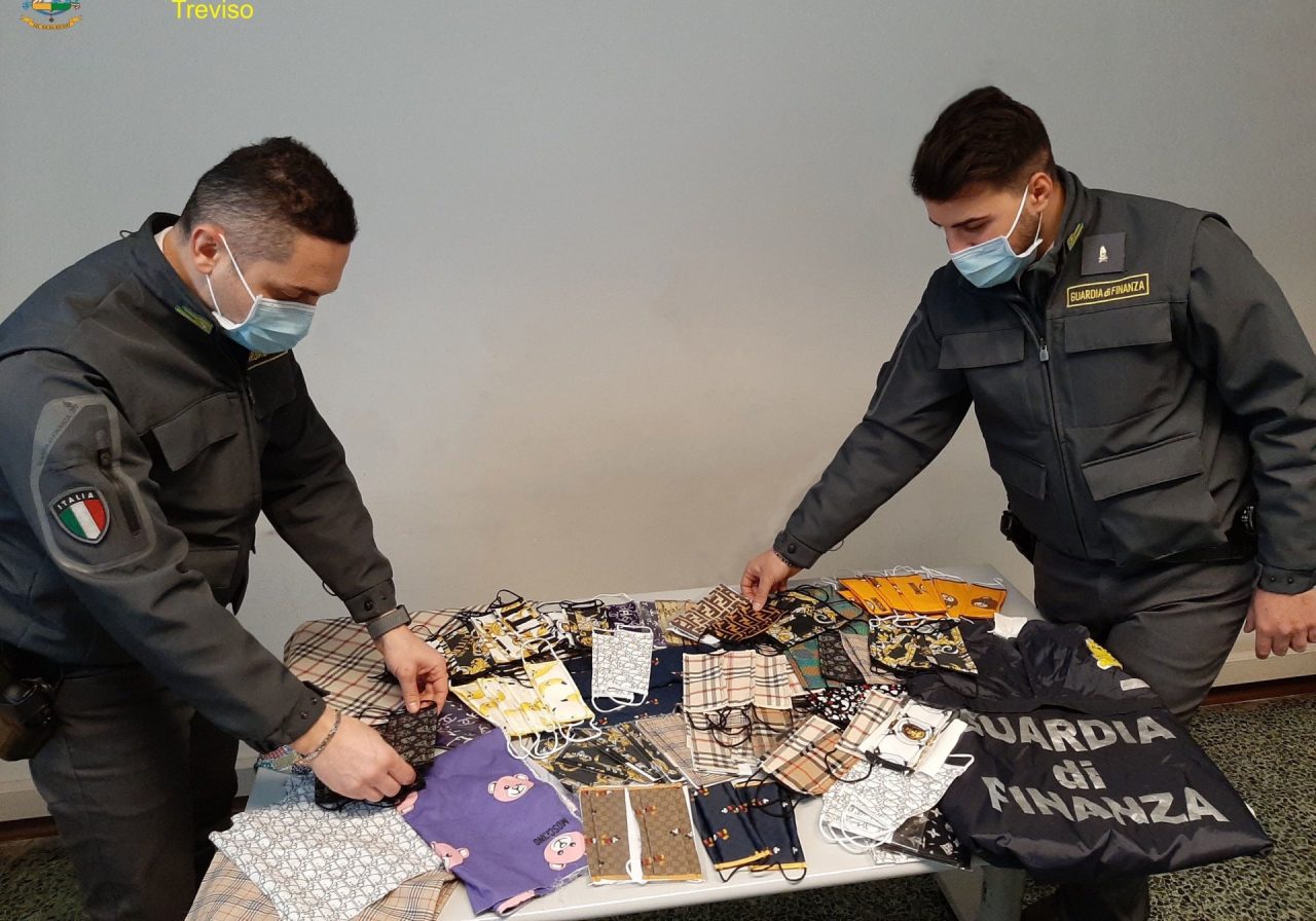 False mascherine “griffate” di Gucci e Prada: oltre 4mila dispositivi sequestrati dalla Finanza