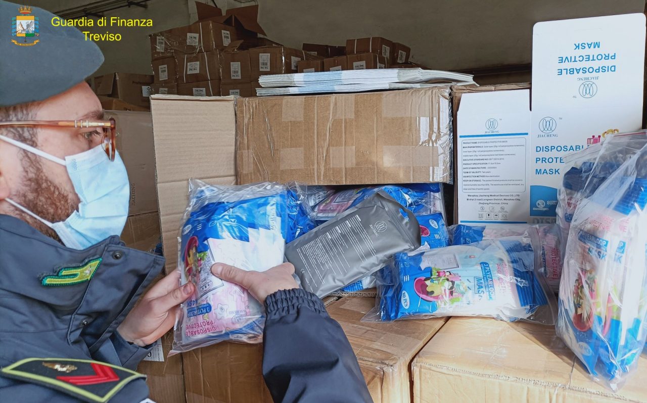 Mascherine cinesi fuorilegge destinate anche ai bambini: maxi sequestro della Finanza
