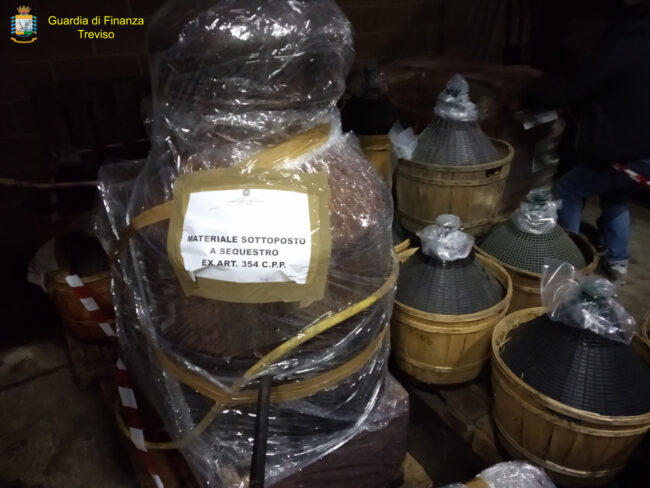 Video e foto della distilleria abusiva scoperta nella Sinistra Piave: mille litri di grappa di contrabbando