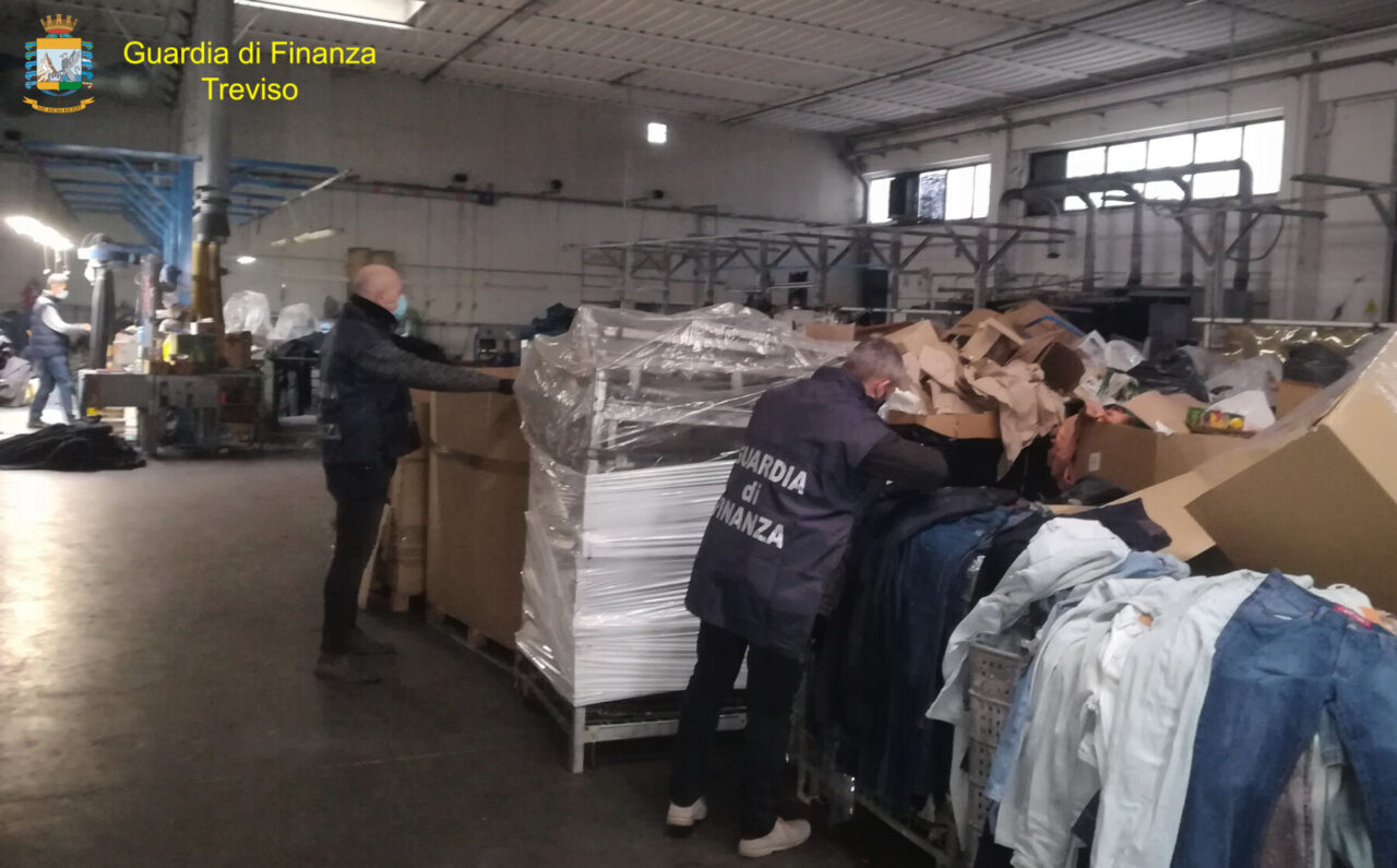 Tonnellate di rifiuti pericolosi nell’azienda tessile di Castelfranco: denunciato imprenditore cinese