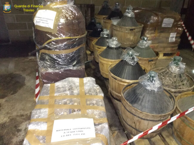 Video e foto della distilleria abusiva scoperta nella Sinistra Piave: mille litri di grappa di contrabbando