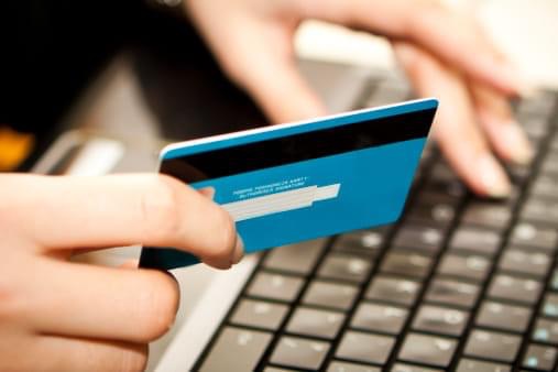 Vende il divano online ma gli “spillano” quasi 6mila euro: pensionato montebellunese truffato