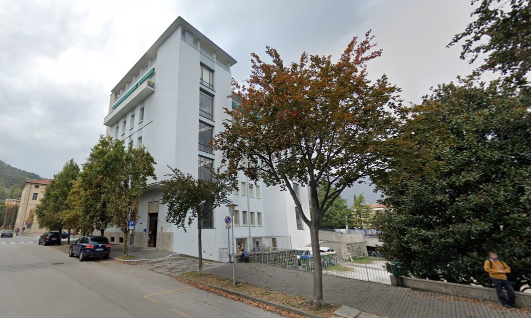 Ha paura dell’esame di italiano e manda una parente al posto suo ma i docenti scoprono l’inganno