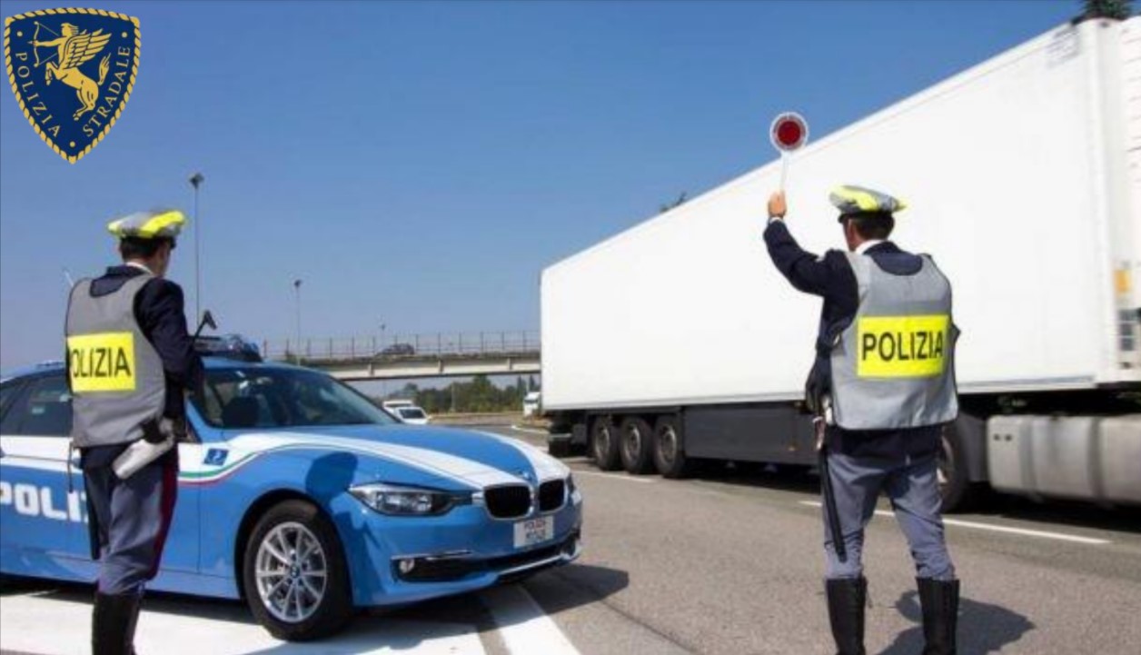 Fermato per un normale controllo, il 39enne esibisce una patente falsa