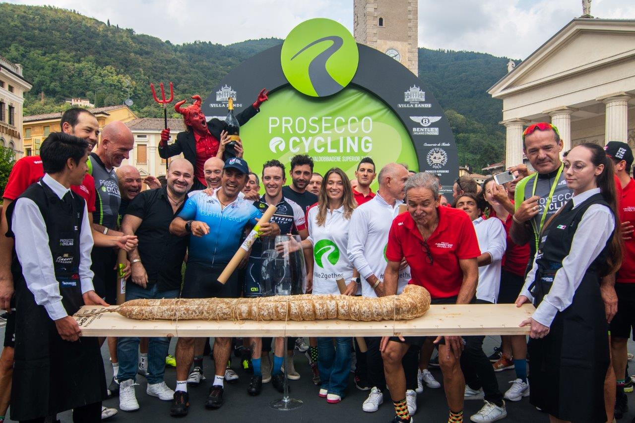 Prosecco Cycling_La premiazione con la sopressa gigante