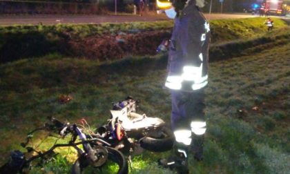 Grave incidente a Cornuda, violento scontro con l'auto: moto in frantumi