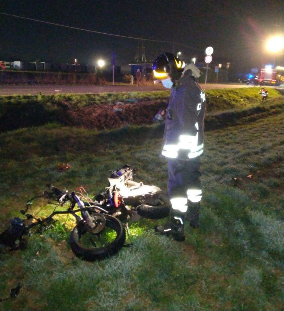 Grave incidente a Cornuda, violento scontro con l’auto: moto in frantumi