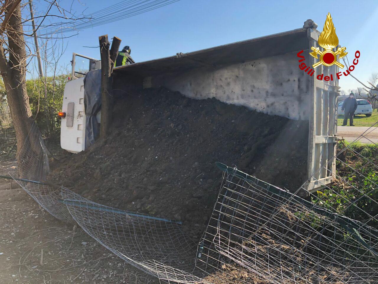 Le foto del camion rovesciato a Vazzola: autista ferito