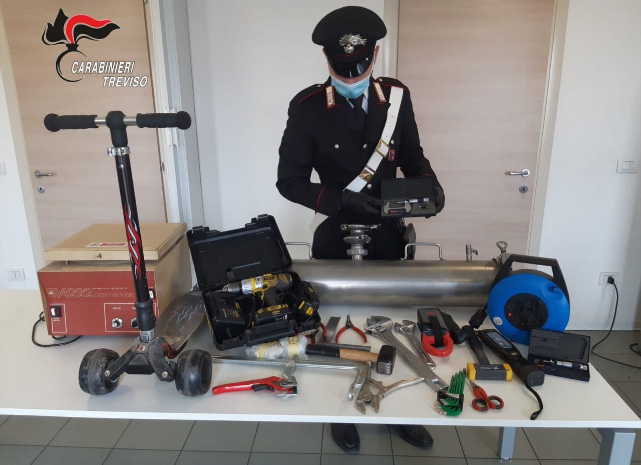 Derubava l’azienda di cui era dipendente, facendo “scorta” di attrezzi meccanici ed elettronici: 43enne denunciato