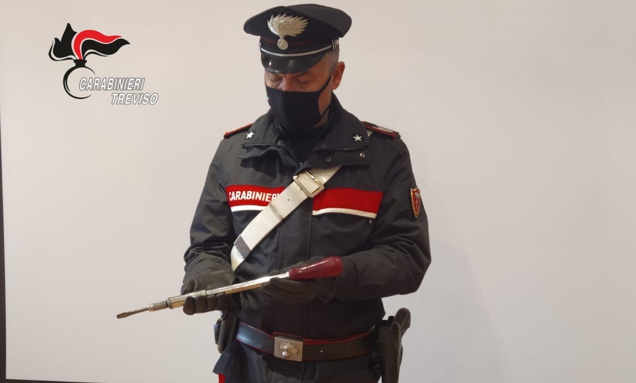 Il maxi cacciavite “modificato” per intrufolarsi nelle case a Castelfranco Veneto: quattro denunce