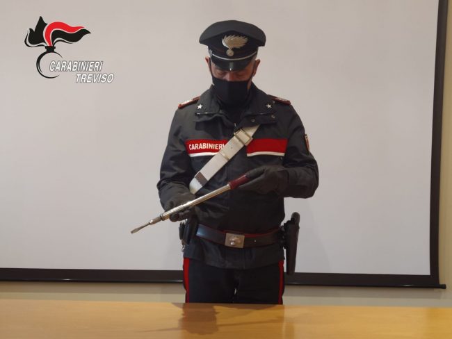 Il maxi cacciavite "modificato" per intrufolarsi nelle case a Castelfranco Veneto: quattro denunce