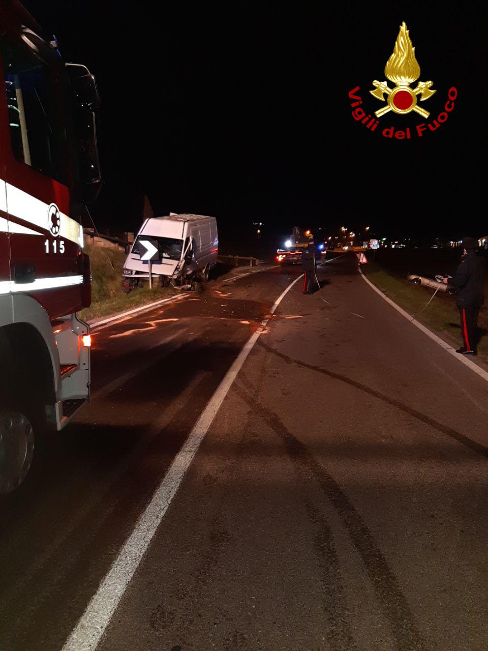 Furgone fuori strada a Conegliano, coinvolto anche un bambino