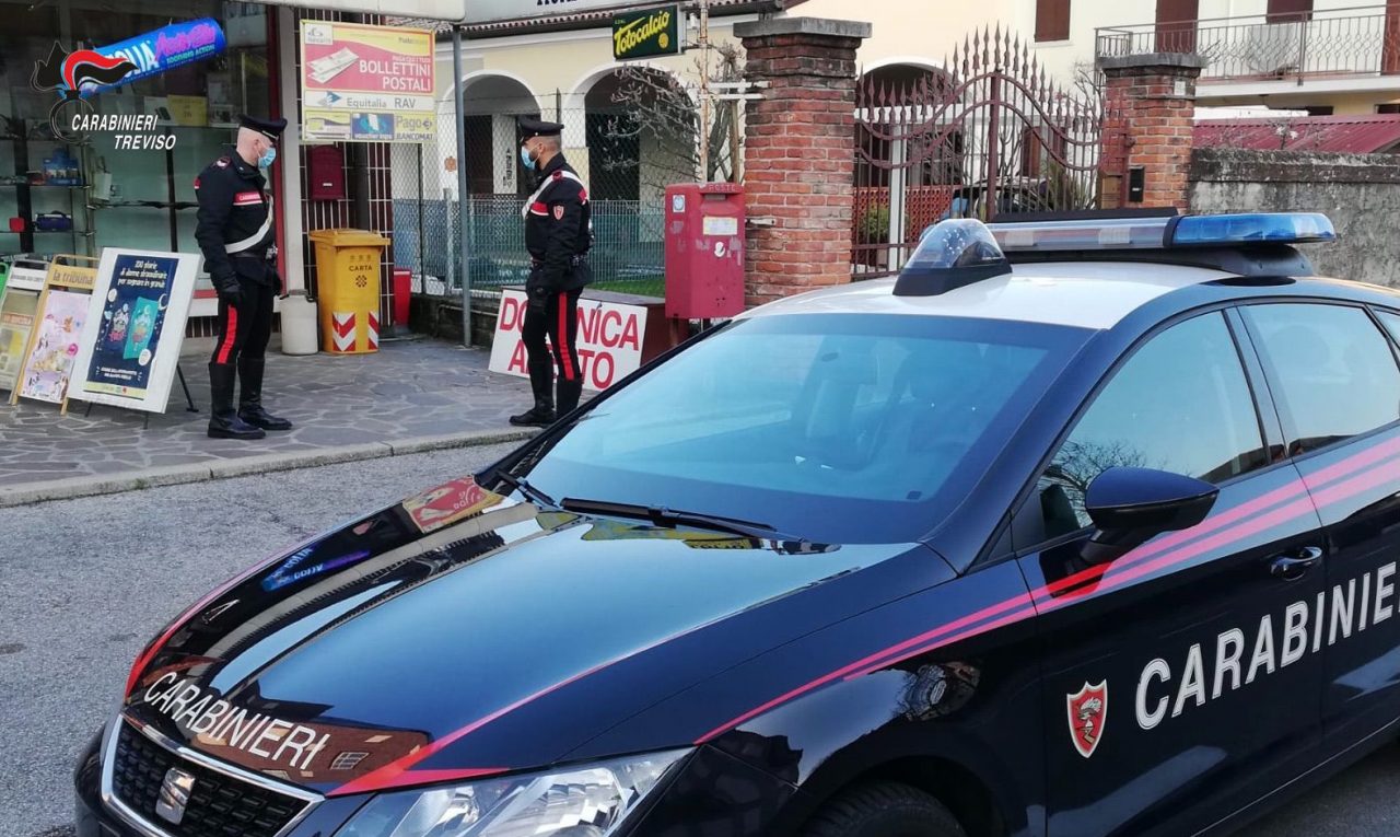 Usava la loro tabaccheria in centro a Castelfranco come un “bancomat”: si sono fidati dell’amico sbagliato