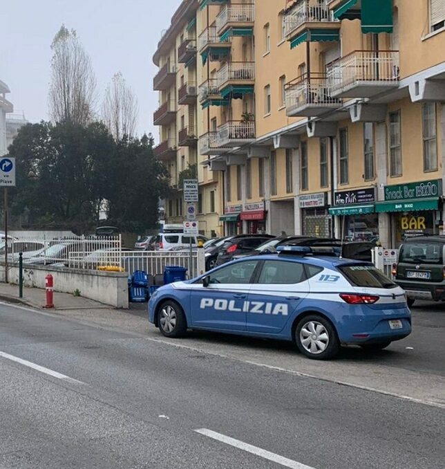 Festa al bar per “salutare” la zona gialla con brindisi e musica a palla: locale chiuso
