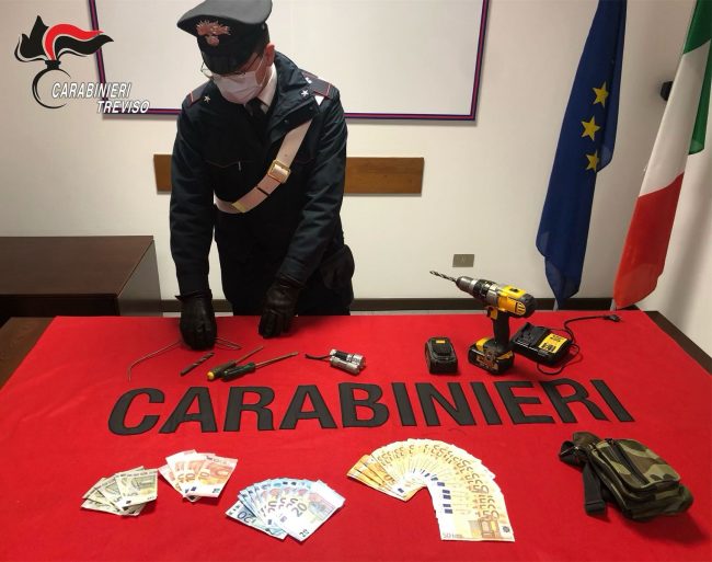 Nell'auto arnesi da scasso e 2mila euro in contanti: arrestato 35enne irregolare