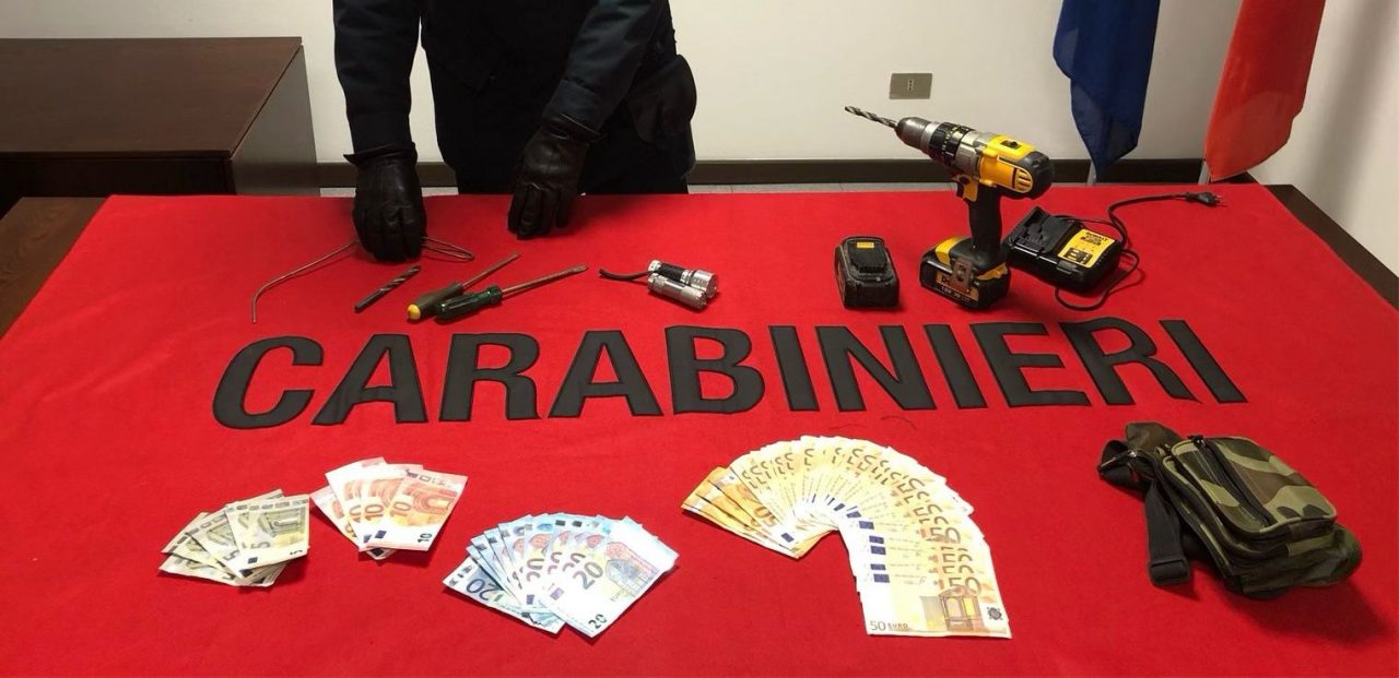 Nell’auto arnesi da scasso e 2mila euro in contanti: arrestato 35enne irregolare