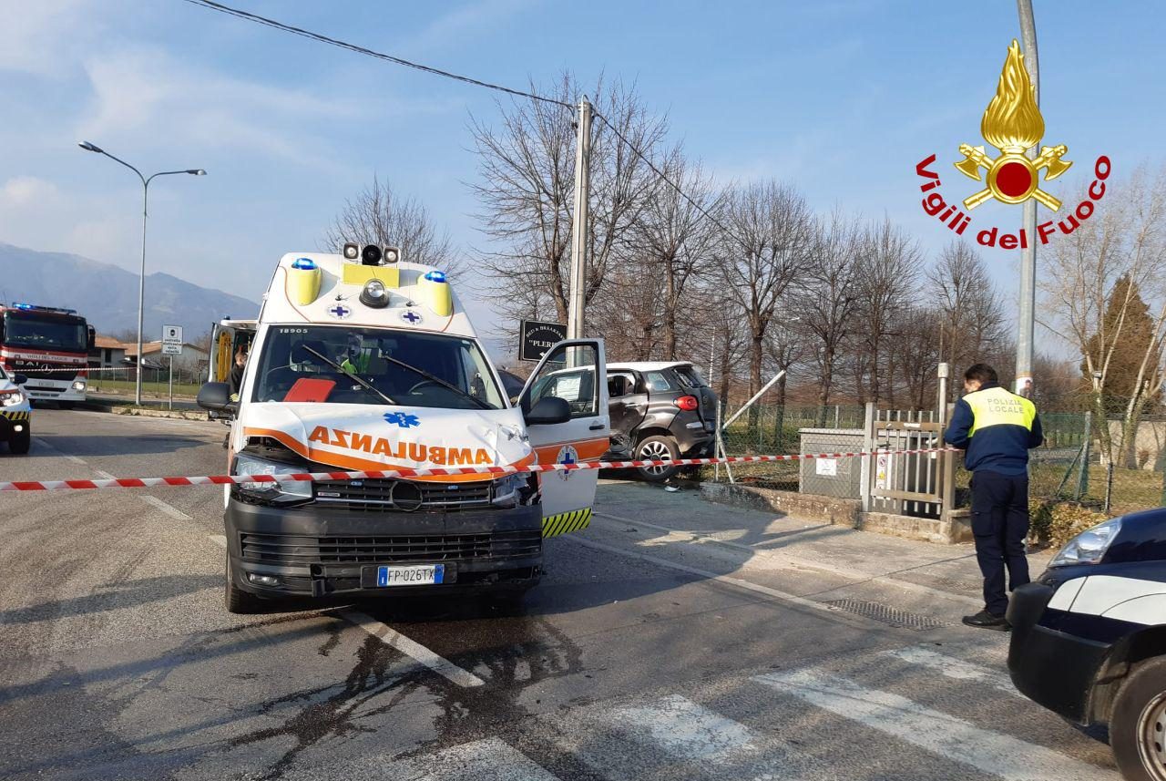 Le foto dello schianto tra l’ambulanza e l’auto a Pagnano d’Asolo: due bimbi in ospedale