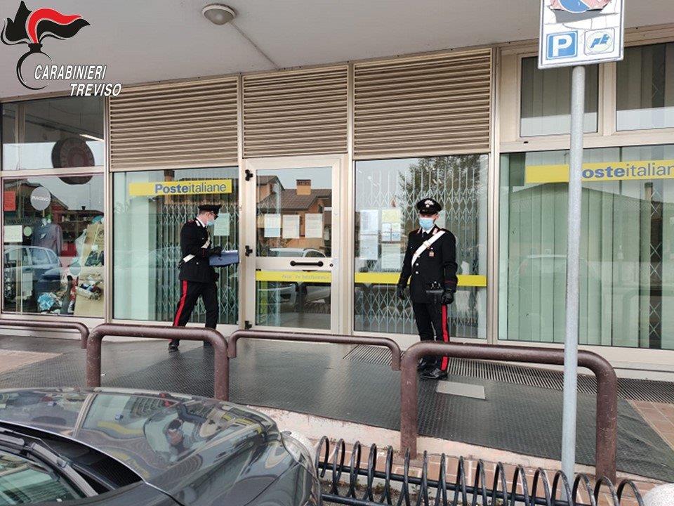 Tenta la rapina nell’ufficio postale ma viene neutralizzato da due clienti eroi