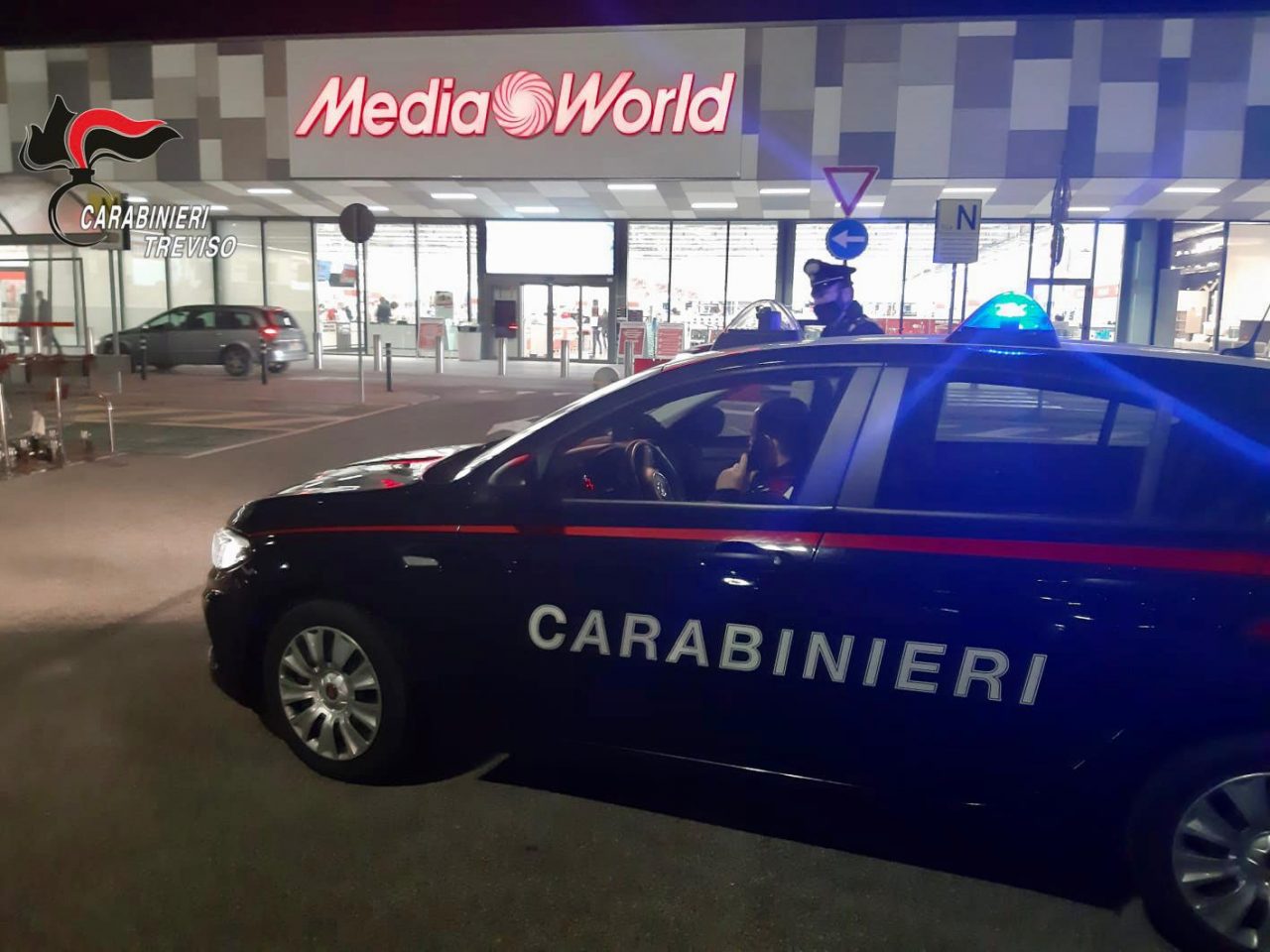 Tenta la razzia di prodotti elettronici ma viene pizzicata dagli addetti alla sicurezza