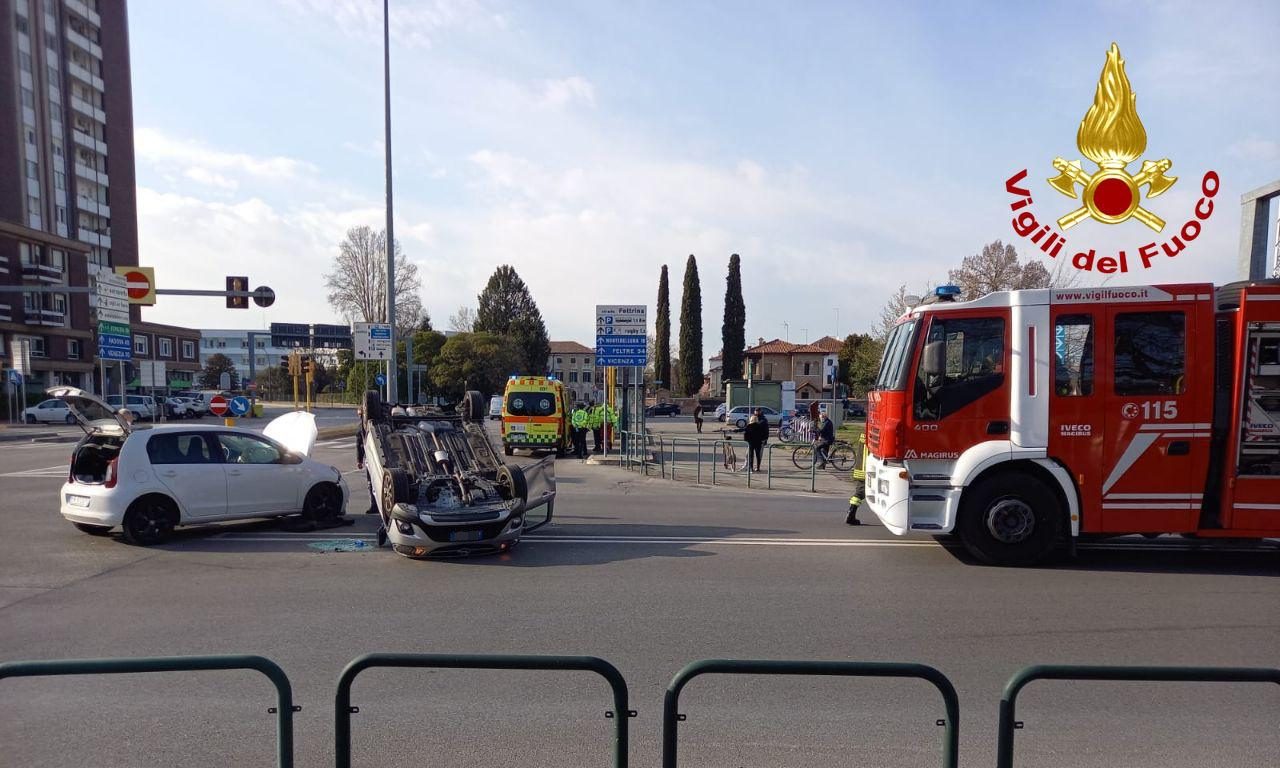 Brutto scontro all’incrocio, auto ribaltata a Treviso: due feriti