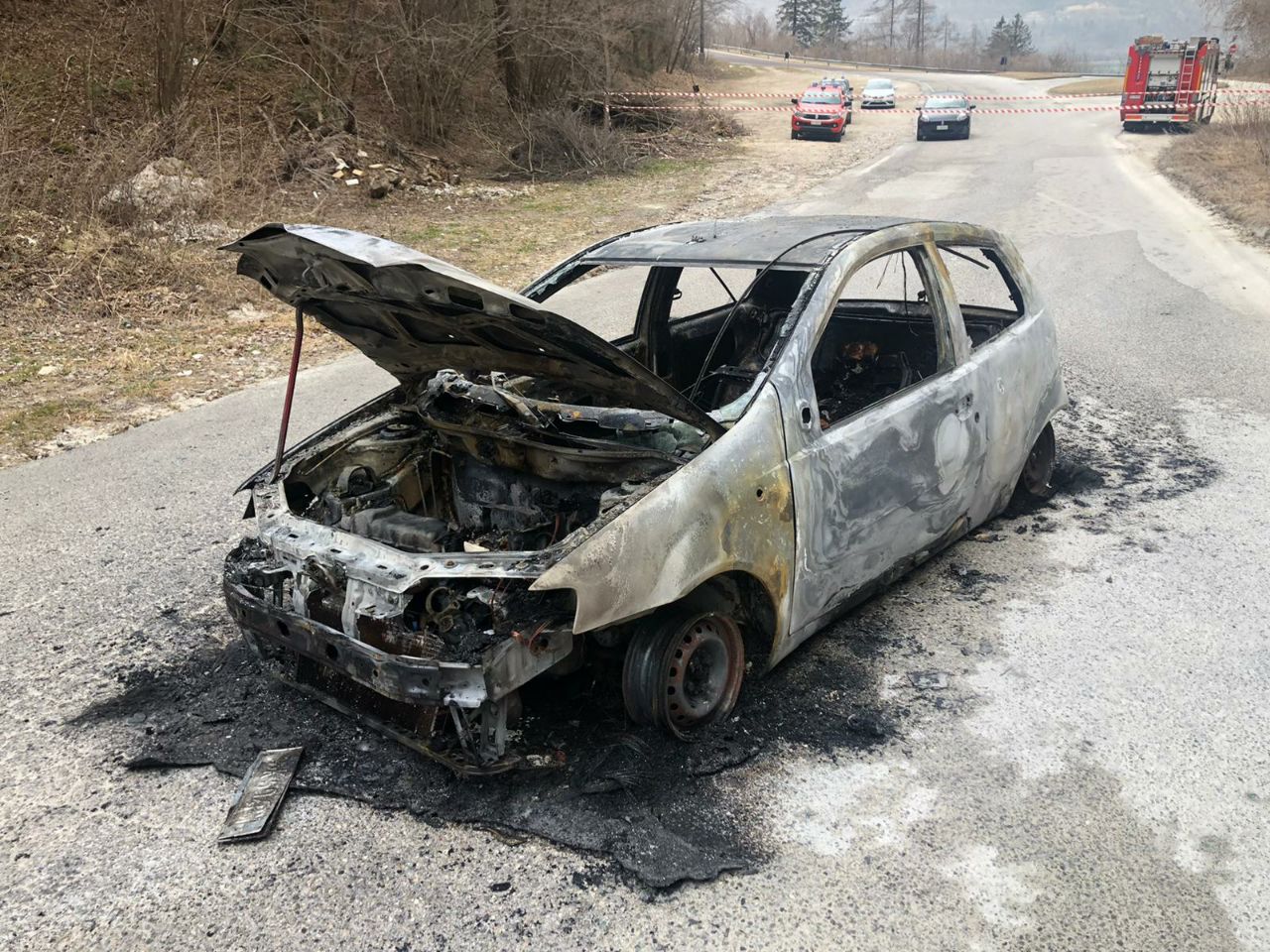 Cadavere carbonizzato all’interno dell’auto: è di un 79enne di Vittorio Veneto