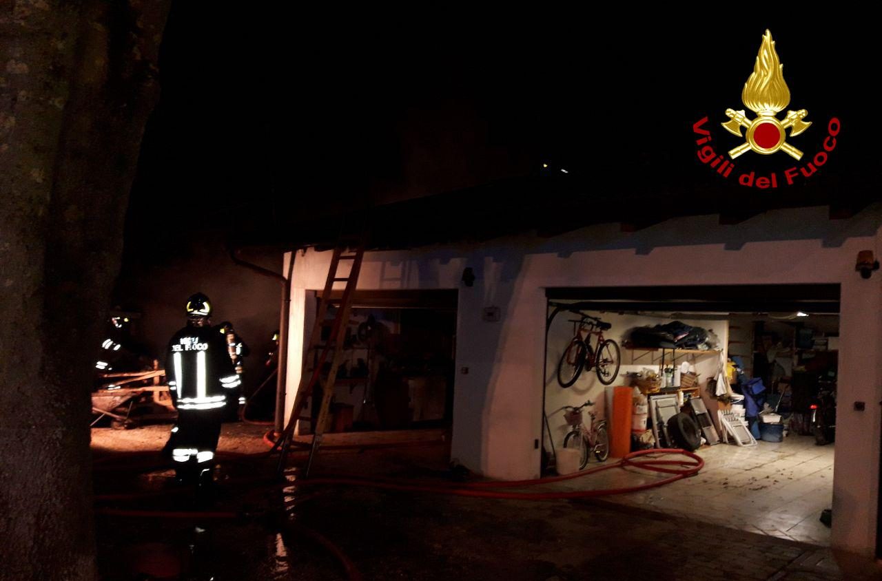 Incendio legnaia a Zero Branco, le foto dell’intervento dei Vigili del fuoco