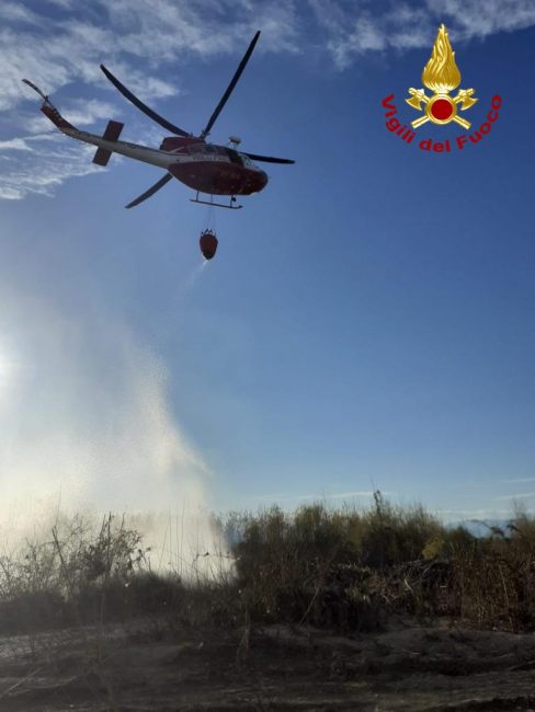 Incendio Parco del Piave, l'intervento dei Vigili del fuoco con l'elicottero