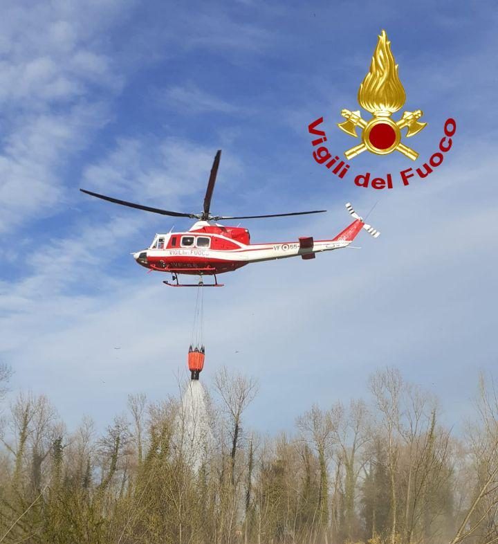 Incendio Parco del Piave, l’intervento dei Vigili del fuoco con l’elicottero