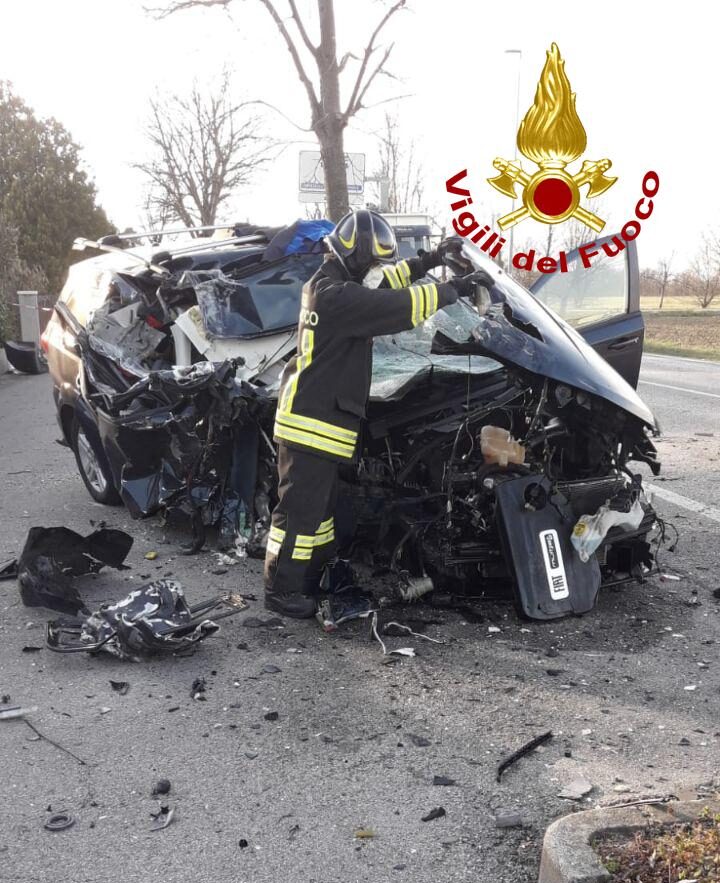 Le impressionanti foto dell’auto disintegrata dopo lo scontro col camion a Fontanelle
