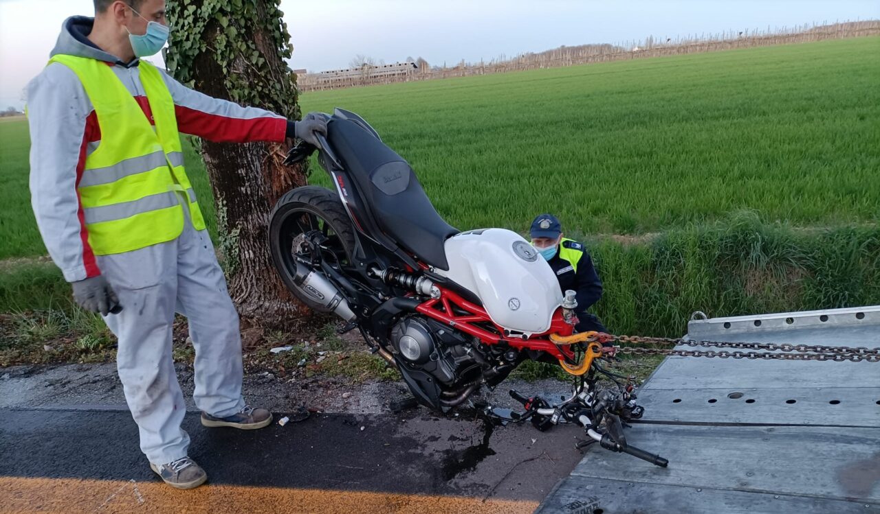 La vita del giovane Angelo spezzata in un tragico incidente in moto